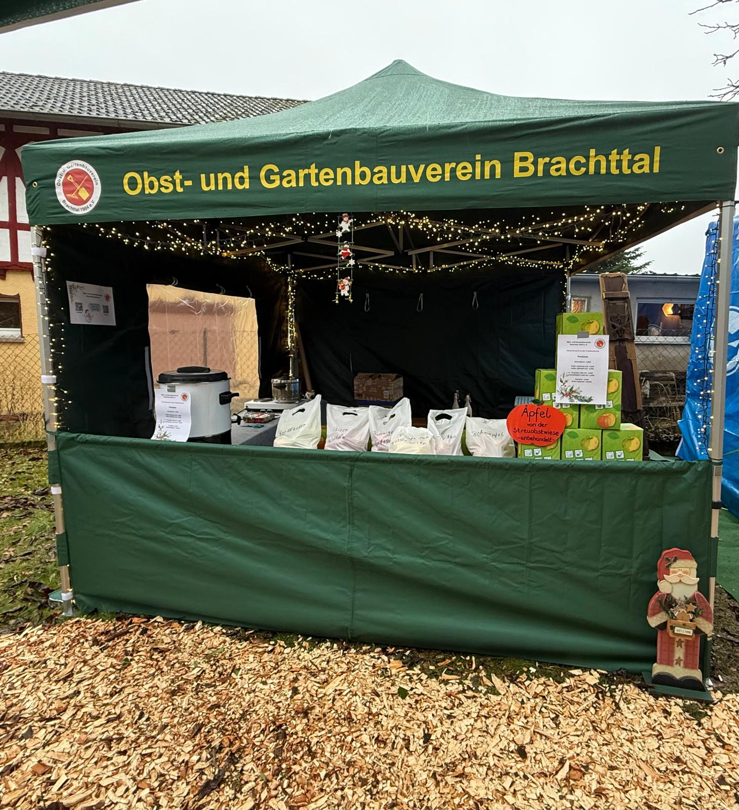 Stand des Obst- und Gartenbauvereins auf dem Adventsmarkt an der Friedenskirche.