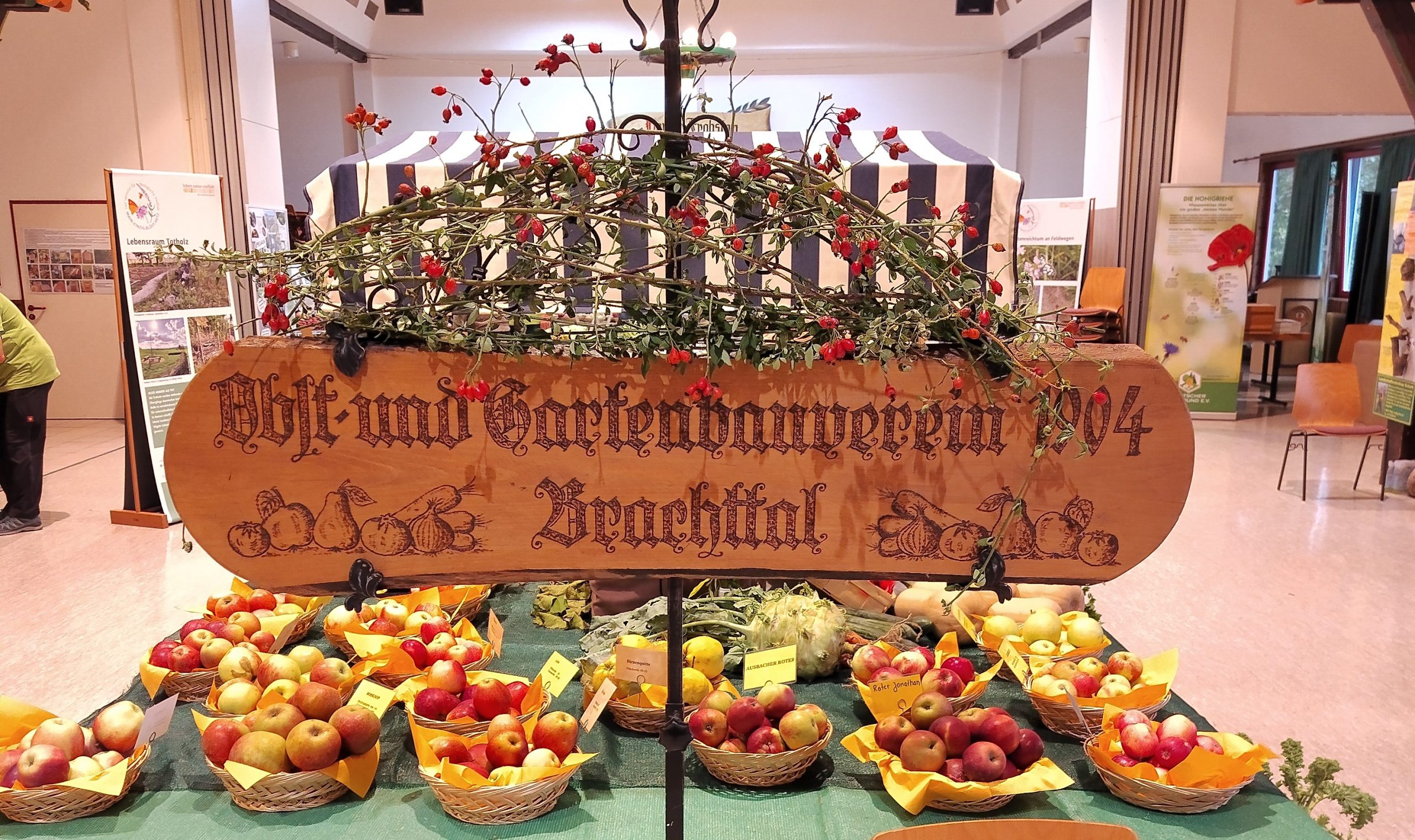 Holzschild an einem Metallständer mit der Aufschrift "Obst- und Gartenbauverein Brachttal 1904 e. V."